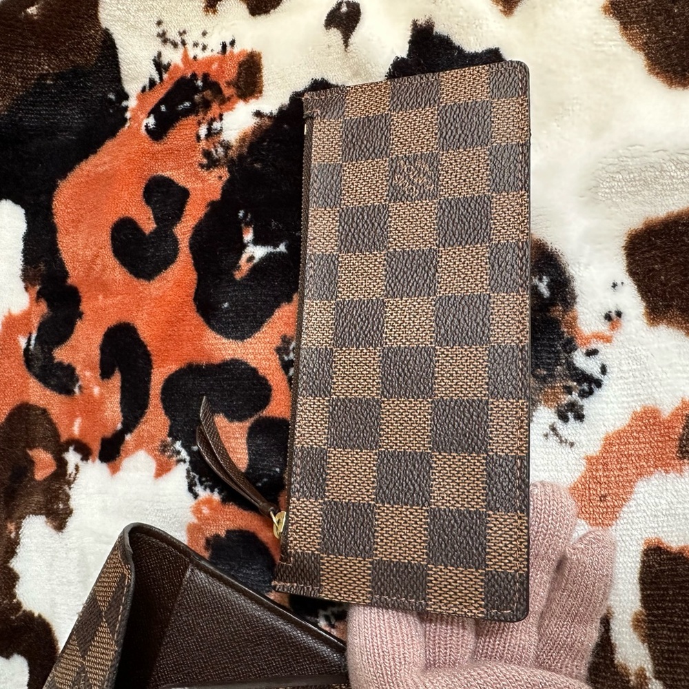 LV sara wallet